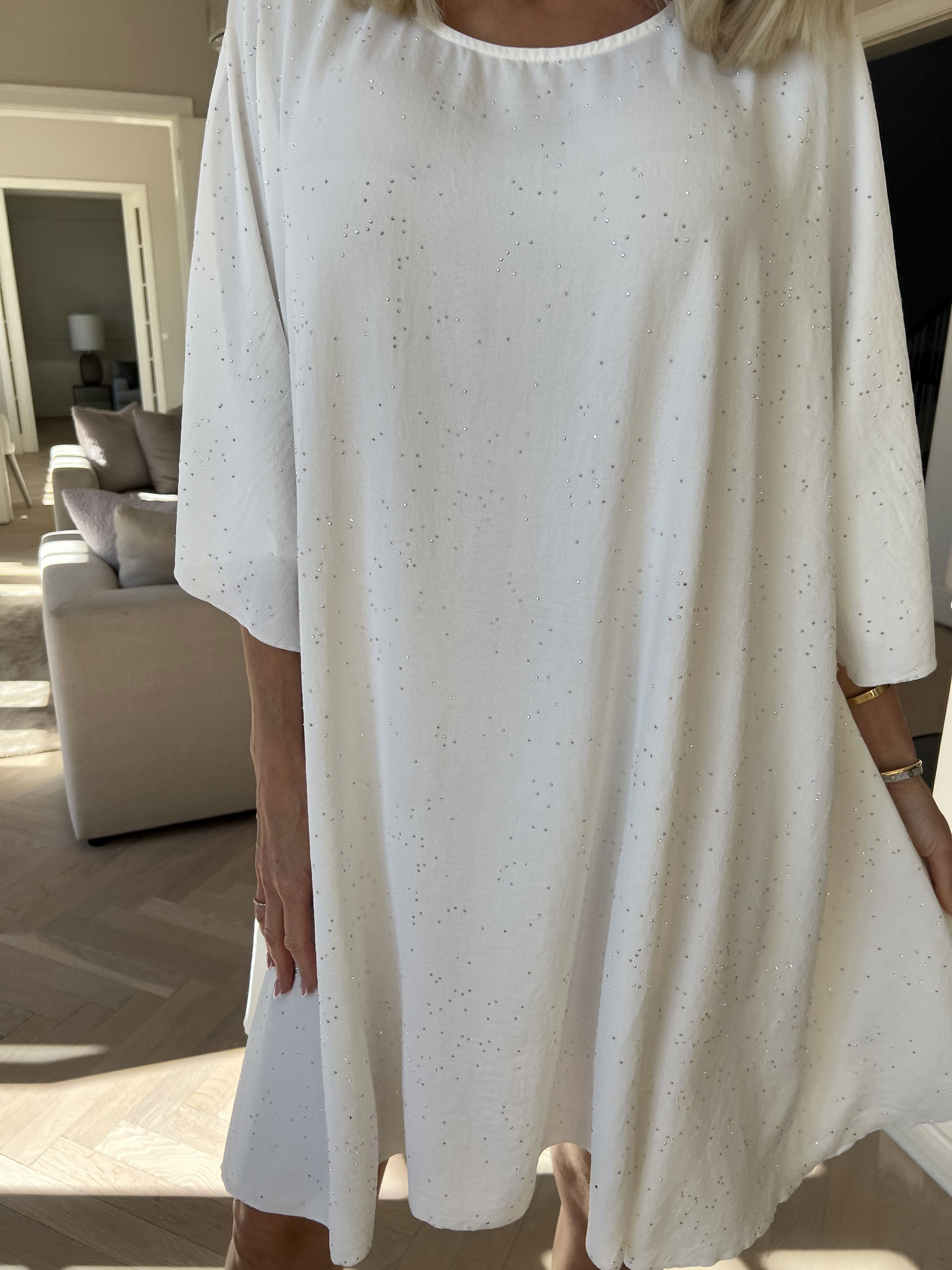 Johanne - Fin ensfarvet kjole pyntet med similisten